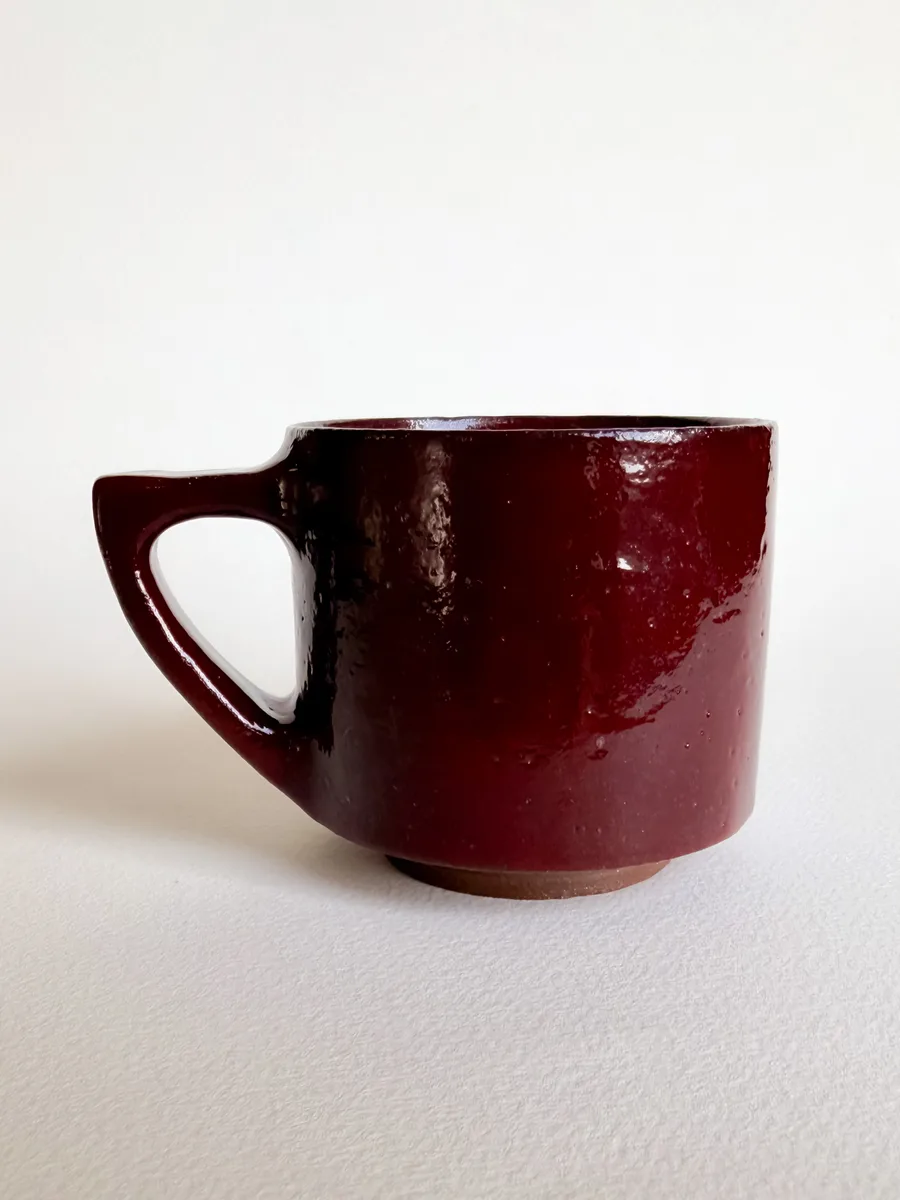 Small maroon seven-sided mug
